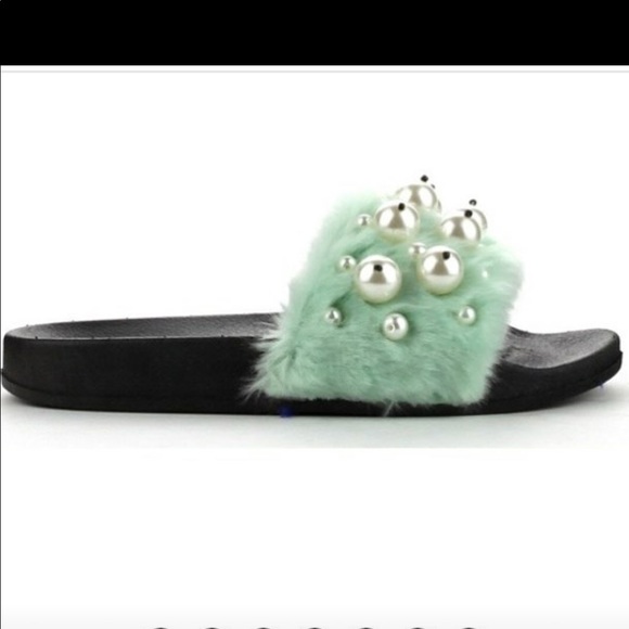 Fur sandals with pearl - Picture 1 of 1